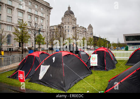 Liverpool, Merseyside Regno Unito XXIV Maggio, 2015. L'amore attivisti per i senzatetto che occuparono la banca di Inghilterra edificio su Castle Street, fino a sfrattati hanno ora, eretta tende al Pier Head . Diverse nuove tende sono state inclinate su un cerchietto verde tra la Cunard Building e il terminal del traghetto, con cartelli sul display protestando problemi come la mancanza di una fissa dimora, di austerità e di evasione fiscale. Un segno chiaramente visualizzato nella parte anteriore del sito detto 'Still sulle strade. Non c'è giustizia, non c è pace". Foto Stock