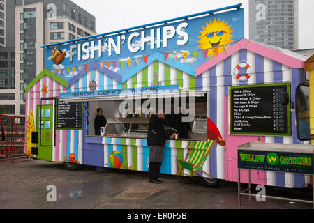 Fish n chips; Candy Stripped Seaside Fast food chippy catering trailer, cibo, take-away mobile, van trailer, catering, mangiare, fast food, pranzo, strada, trasporto, camion, urbano, servizio, snack, trasporto, affari, caffetteria, ristorante. Candy Stripe 'Fish & chip' furgone catering mobile in attesa del Cunard Queen Mary arrivo all'alba su Princes Dock, Merseyside, Regno Unito Foto Stock