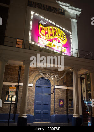 Night Shot del Charlie e la fabbrica di cioccolato di poster sulla porta del Theatre Royal Drury Lane Foto Stock