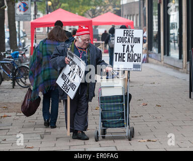 Gli studenti si prepara per il mese di marzo sulla educazione libera protesta organizzata dalla campagna nazionale contro le tasse e i tagli (NCAFC). Dotato di: atmosfera dove: Londra, Regno Unito quando: 19 Nov 2014 Credit: Pietro Maclaine/WENN.com Foto Stock