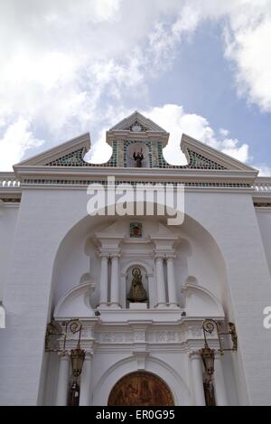 Basilica di Nostra Signora di Copacabana nel villaggio di Copacabana sulle rive del lago Titicaca, Bolivia, Sud America Foto Stock