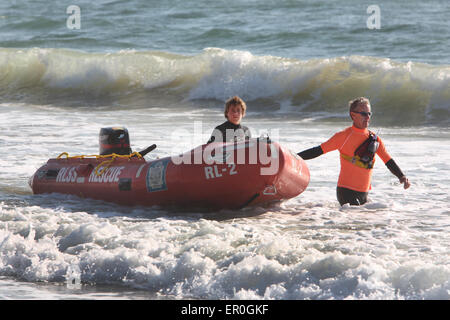 Surf salvavita gonfiabili con la barca di salvataggio (IRB) sul surf Coast in Victoria, Australia. Foto Stock