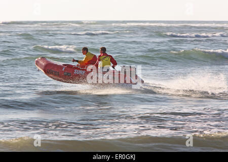 Surf salvavita gonfiabili con la barca di salvataggio (IRB) sul surf Coast in Victoria, Australia. Foto Stock