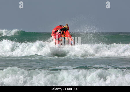 Surf salvavita gonfiabili con la barca di salvataggio (IRB) sul surf Coast in Victoria, Australia. Foto Stock