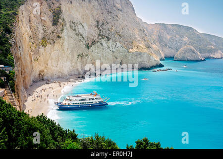 Porto Katsiki beach con nave turistica, Lefkada Island, Grecia Foto Stock