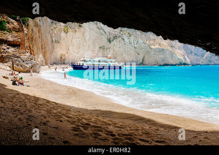 Porto Katsiki beach con nave turistica, Lefkada Island, Grecia Foto Stock