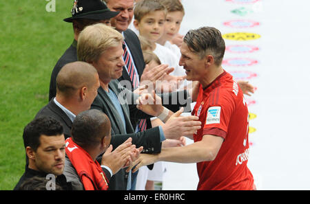 Monaco di Baviera, Germania. 23 Maggio, 2015. Monaco di Baviera Bastian SCHWEINSTEIGER corre attraverso una fila di ex Bayern i giocatori e i bambini al campionato di cerimonia della Bundesliga tedesca match tra FC Bayern Monaco e FSV Mainz 05 di Allianz Arena di Monaco di Baviera, Germania, il 23 maggio 2015. Foto: ANDREAS GEBERT/dpa/Alamy Live News Foto Stock