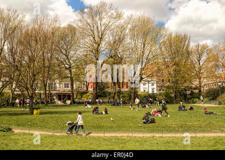 Una rilassante atmosfera in una giornata di sole in Royal Pavilion Gardens, Brighton East Sussex, Inghilterra, Regno Unito. Foto Stock