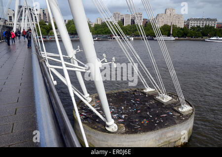 Londra, UK, 9 maggio 2014, il cimitero di skateboard in skaters che frequentano il South Bank su un lato est di supporto Hungerford b Foto Stock