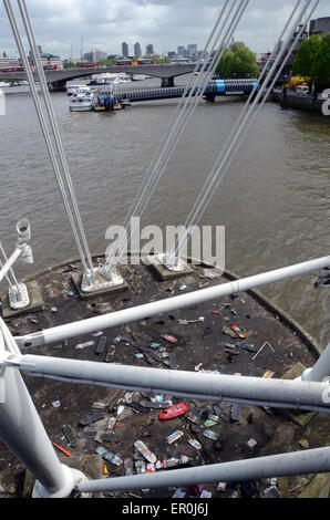 Londra, UK, 9 maggio 2014, il cimitero di skateboard in skaters che frequentano il South Bank su un lato est di supporto Hungerford b Foto Stock