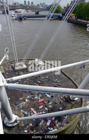 Londra, UK, 9 maggio 2014, il cimitero di skateboard in skaters che frequentano il South Bank su un lato est di supporto Hungerford b Foto Stock