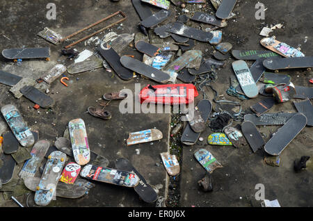 Londra, UK, 9 maggio 2014, il cimitero di skateboard in skaters che frequentano il South Bank su un lato est di supporto Hungerford b Foto Stock