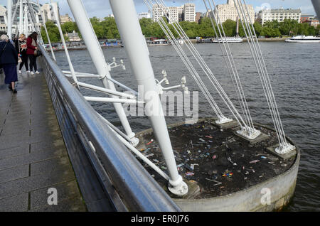 Londra, UK, 9 maggio 2014, il cimitero di skateboard in skaters che frequentano il South Bank su un lato est di supporto Hungerford b Foto Stock