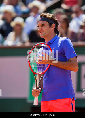 Francia, Parigi. Xxiv Maggio, 2015. Campo da tennis, Roland Garros, Roger Federer (SUI) Credito: Henk Koster/Alamy Live News Foto Stock