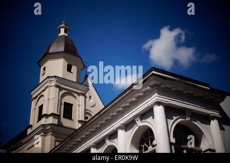 Vista a sud della chiesa cattolica romana di Santa Teresa nel centro storico di Vilnius, patrimonio dell'umanità dell'UNESCO e capitale della Lituania. Foto Stock