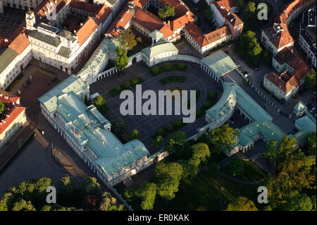 Veduta aerea del palazzo presidenziale del XIV secolo l'ufficio ufficiale e l'eventuale residenza ufficiale del presidente della Lituania nella città vecchia di Vilnius, patrimonio dell'umanità dell'UNESCO e capitale della Lituania. Foto Stock