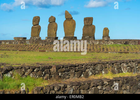 Moais a Tahai complesso cerimoniale, Hanga Roa, Parco Nazionale di Rapa Nui, Isola di Pasqua, Cile, Patrimonio Mondiale dell Unesco Foto Stock