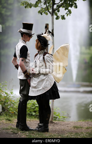 Leipzig, Germania. 23 Maggio, 2015. Due visitatori stand in un parco alla 'Steam Punk' picnic durante il Wave-Gotik-Treffen (WGT) festival a Leipzig, Germania, 23 maggio 2015. Steampunk è una sottocultura che combina la tecnologia avveniristica con il materiale e la moda di epoca vittoriana. La tecnologia ha un chiaro aspetto retro, con steam-powered e cog macchine gommate. Circa 200 bands e artisti a 50 luoghi degli eventi compongono un programma globale. Foto: JAN WOITAS/dpa/Alamy Live News Foto Stock