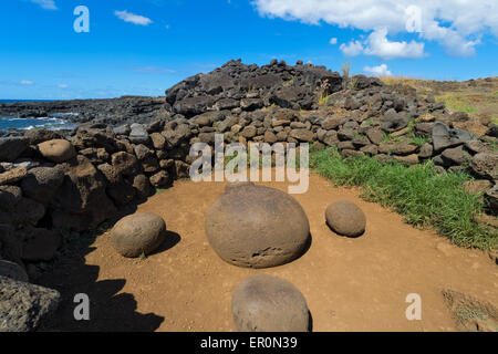 Te Pito Kura Henua pietra (ombelico del mondo), il Parco Nazionale di Rapa Nui, Isola di Pasqua, Cile, Patrimonio Mondiale dell Unesco Foto Stock