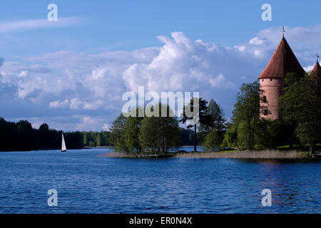 Vista di Trakai Island Castle ( Lituano: Traku reception camera pilis ) si trova su un isola del Lago di Galve in Lituania Foto Stock