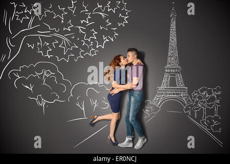 Bacio romantico a Parigi. Foto Stock