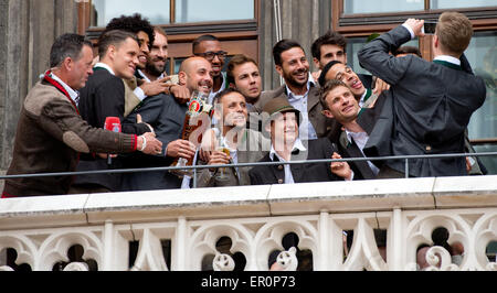 Monaco di Baviera, Germania. Xxiv Maggio, 2015. I giocatori da FC Bayern Monaco di Baviera celebrare la vittoria del campionato tedesco dal balcone del municipio sulla piazza Marienplatz a Monaco di Baviera, Germania, il 24 maggio 2015. Foto: SVEN HOPPE/dpa/Alamy Live News Foto Stock