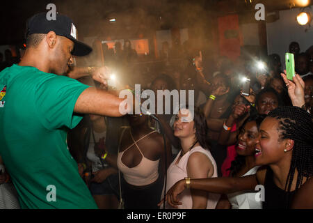 Loony Johnson portoghese cantante kizomba mostrano in Manchester circondato dai fan. Concerto e afro house party Foto Stock