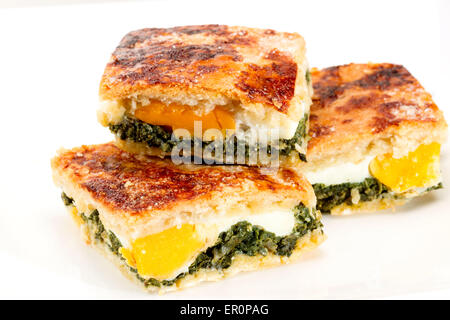 Tipico del tempo di Pasqua ricetta con spinaci, cipolla, uova e formaggio, originariamente era 33 strati ricordando il cristo età Foto Stock