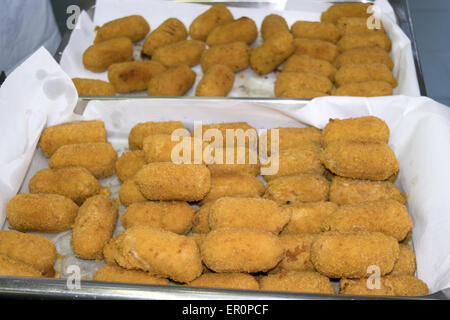 Croccante e ripieni arancini di riso in un italiano di fry shop Foto Stock