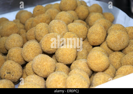 Gustosi antipasti con patatine fritte olive ascolane uno snack farciti con ingredienti vari Foto Stock