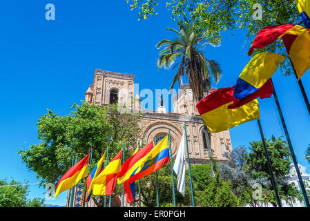 Le bandiere sventolano di fronte alla cattedrale e nel cuore del centro storico di Cuenca, Ecuador Foto Stock