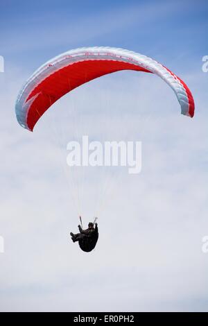 Un para-pilota di parapendio vola nel cielo. Foto Stock