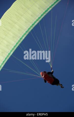 Un para-pilota di parapendio vola nel cielo. Foto Stock