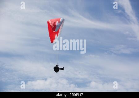 Un para-pilota di parapendio vola nel cielo. Foto Stock