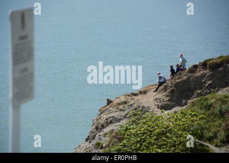 Persone per godere del sole e la vista satellitare sulla cima della scogliera che si affaccia sulla Aberystwyth. Foto Stock