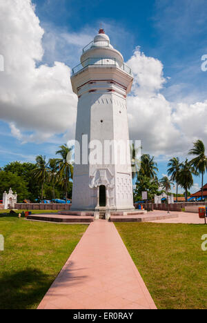 La torre (minareto) di Masjid Agung Banten (Grande Moschea di Banten) del periodo Sultanato di Banten situato in Old Banten, Serang, Banten, Indonesia. Foto Stock