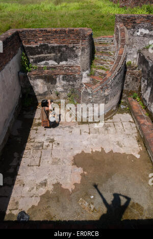 Rovina di una piscina reale al palazzo Surosowan, un sito patrimonio culturale di Banten Sultanato situato in un'area chiamata Old Banten a Banten, Indonesia. Foto Stock