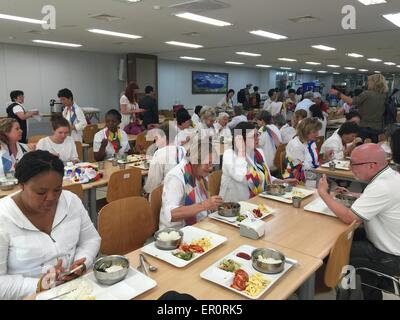 Paju, Corea del Sud. Xxiv Maggio, 2015. Donne attiviste hanno pranzo presso l'autostrada Gyeongui ufficio di transito in Paju, Corea del Sud, il 24 maggio 2015. Un gruppo di 30 donne attiviste arrivati in Corea del Sud la domenica dopo una traversata del punto di riferimento della zona demilitarizzata (DMZ) dalla Repubblica Popolare Democratica di Corea (DPRK) come un atto simbolico di pace. Credito: Jiang Ye/Xinhua/Alamy Live News Foto Stock