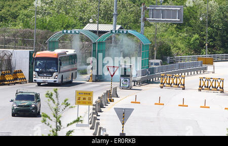 Paju, Corea del Sud. Xxiv Maggio, 2015. Il bus carring donne attiviste rigidi passato l'autostrada Gyeongui ufficio di transito in Paju, Corea del Sud, il 24 maggio 2015. Un gruppo di 30 donne attiviste arrivati in Corea del Sud la domenica dopo una traversata del punto di riferimento della zona demilitarizzata (DMZ) dalla Repubblica Popolare Democratica di Corea (DPRK) come un atto simbolico di pace. Credito: Yao Qilin/Xinhua/Alamy Live News Foto Stock