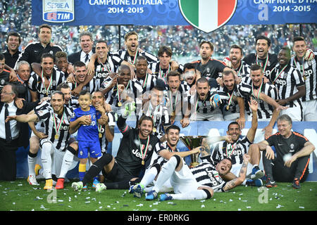 Torino, Italia. 23 Maggio, 2015. La Juventus' giocatori festeggiare con loro Campionato Italiano Trofeo dopo il Campionato Italiano di una partita di calcio contro il Napoli allo Juventus Stadium di Torino, Italia, Maggio 23, 2015. La Juventus beat Napoli 3-1 in Serie A SABATO e celebrato la doppia vittoria del Campionato Italiano e la coppa. Credito: Alberto Lingria/Xinhua/Alamy Live News Foto Stock