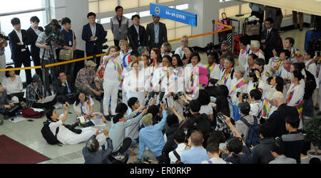 Paju, Corea del Sud. Xxiv Maggio, 2015. Donne attiviste di parlare ai media presso l'autostrada Gyeongui ufficio di transito in Paju, Corea del Sud, il 24 maggio 2015. Un gruppo di 30 donne attiviste arrivati in Corea del Sud la domenica dopo una traversata del punto di riferimento della zona demilitarizzata (DMZ) dalla Repubblica Popolare Democratica di Corea (DPRK) come un atto simbolico di pace. Credito: Jiang Ye/Xinhua/Alamy Live News Foto Stock