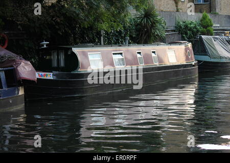 Canal barcone sul canal fiume di Regents Park a Londra con il ponte sul Foto Stock