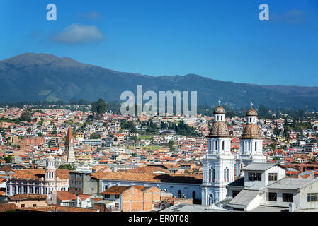 La città di Cuenca, Ecuador con la chiesa di Santo Domingo visibile in basso a destra Foto Stock