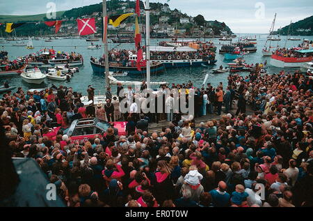 AJAXNETPHOTO. 8 Giugno, 1978. DARTMOUTH, Inghilterra. - Accoglienza folle - IL GIRO DEL MONDO YACHTSWOMAN NAOMI JAMES (centro) passi a terra dal suo YACHT EXPRESS CRUSADER dopo una drammatica con una singola mano circumnavigazione. Il marito Rob James, è raffigurato con lei come il giovane sono accolti dalla città dignitari e ben wishers. Foto:JONATHAN EASTLAND/AJAX REF:0559 3 Foto Stock