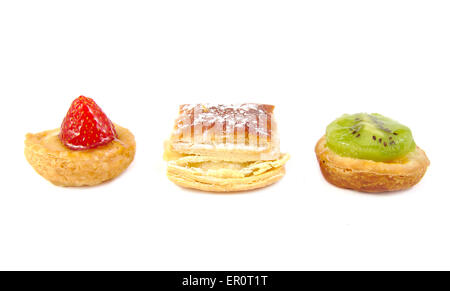 Tre spagnoli di 'pastelitos': piccolo kiwi, fragola e crostate hojaldre su sfondo bianco Foto Stock