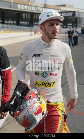 Berlino, Germania. 23 Maggio, 2015. Daniel Abt (Germania) dal team Audi Sport Abt passeggiate attraverso la pit lane alla FIA di Formula e gara su ex aeroporto Tempelhof di Berlino, Germania, 23 maggio 2015. Utilizzare i driver di auto elettriche al solo tedesco ePrix gara. I driver in modo intermittente cambiare auto durante la gara. Foto: RAINER JENSEN/dpa/Alamy Live News Foto Stock