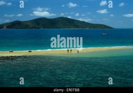 Australia, Queensland, isole Whitsunday, la spiaggia e la scogliera di Langford island e retro Hayman Island (vista aerea) // Australie, Foto Stock