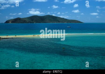 Australia, Queensland, isole Whitsunday, la spiaggia e la scogliera di Langford island e retro Hayman Island (vista aerea) // Australie, Foto Stock