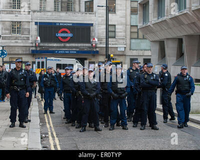 Gli studenti si scontrano con la polizia sull'educazione libera protesta organizzata dalla campagna nazionale contro le tasse e i tagli (NCAFC). Dotato di: Vista Dove: Londra, Regno Unito quando: 19 Nov 2014 Credit: Pietro Maclaine/WENN.com Foto Stock