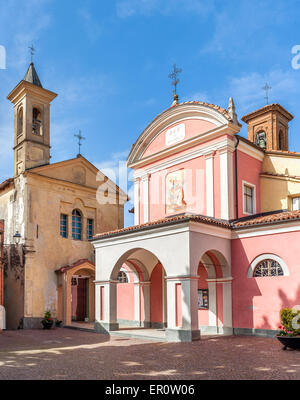 Due chiese sulla piccola piazza cittadina in Barolo, Piemonte, Italia settentrionale. Foto Stock